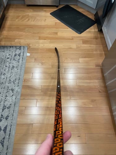 Pro Stock Hockey Stick – P28M (Max Height) | 77 Flex | RH | Grip