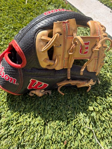 2023 Wilson A2000 RH Infield Baseball Glove 11.25" (Used)