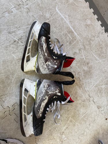 Bauer Vapor Hyperlite Hockey Skates 9 (Used)