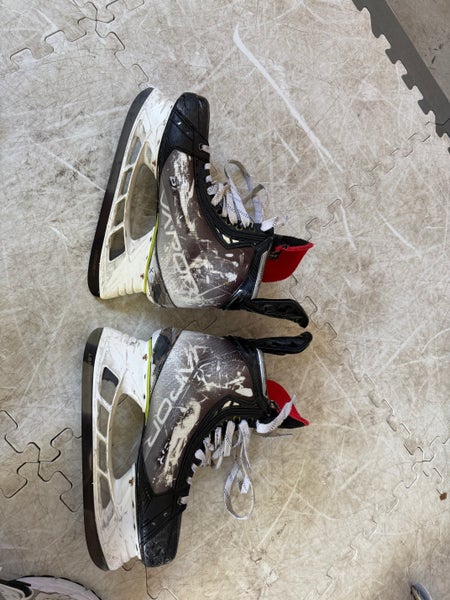 Bauer Vapor Hyperlite Hockey Skates 9 (Used)