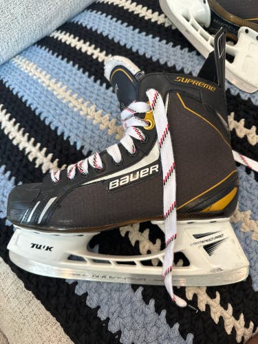 Bauer Supreme Hockey Skates Regular Width 9.5 (Used)