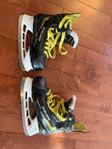 2022 Bauer Supreme M4 Hockey Skates Regular Width 13.5 (Used)