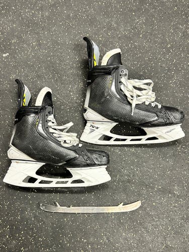 2023 Bauer Vapor Hyperlite 2 Hockey Skates Regular Width Pro Stock 11.5 (Used)