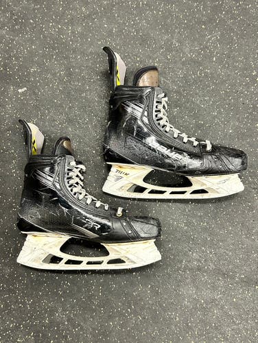 Black Bauer Vapor Hyperlite 2 Hockey Skates Regular Width Pro Stock 11.5 288mm