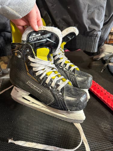 Bauer Supreme S25 Hockey Skates Regular Width Size 5 (Used)