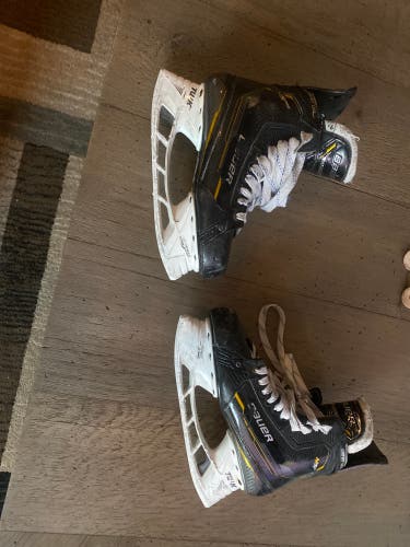 2022 Bauer Supreme M5 Pro Hockey Skates Regular Width 9.5 (Used)