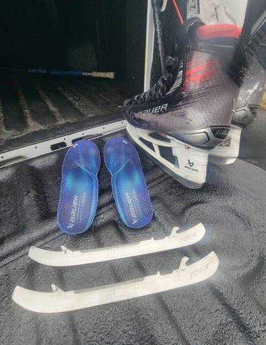 Black 2023 Bauer Vapor X5 Pro Hockey Skates Extra Wide Width Size 2.5 (Used)