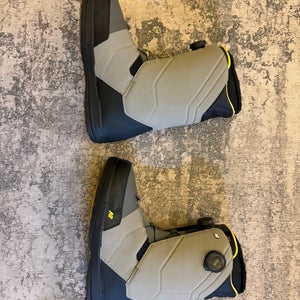 Men's Size M 12.0 (W 13.0) K2 Maysis Snowboard Boots Medium Flex (Used)