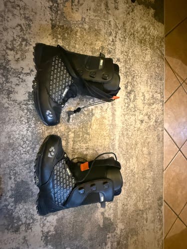 Men's Size M 12.0 (W 13.0) Thirty Two Snowboard Boots Soft Flex (Used)