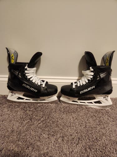 Bauer Vapor Hyperlite 2 Hockey Skates 6.5 (Used)