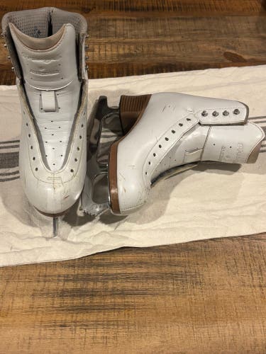 Jackson Ultima Freestyle Figure Skates B Adult 7 (Used)