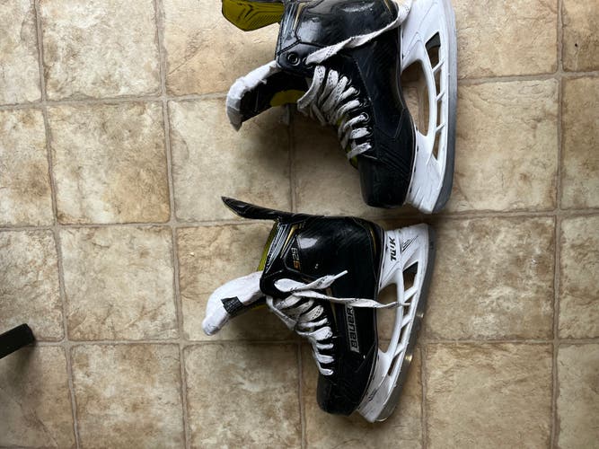 Black Bauer Supreme S29 Hockey Skates Regular Width 7 (Used)