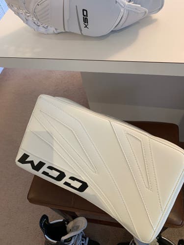 33" 2025 CCM Extreme Flex 7 Goalie Leg Pads (New)