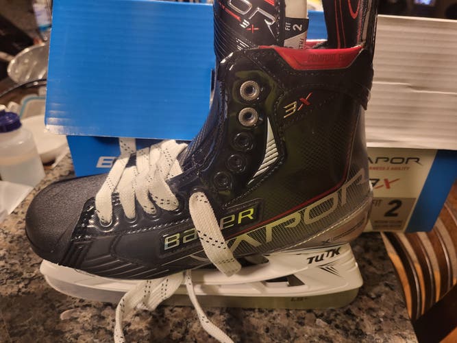 Black/Gray Bauer Vapor 3X Hockey Skates Regular Width Pro Stock 8 (New)
