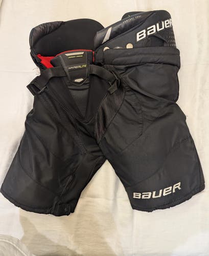 Medium Intermediate Bauer Vapor Hyperlite Hockey Pants  (Used)