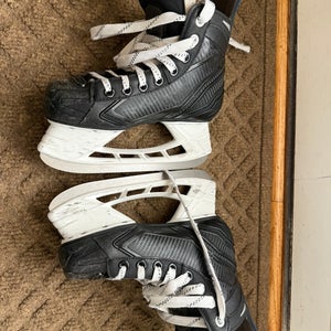 Bauer Vapor VOLT Hockey Skates Size 2 (Used)