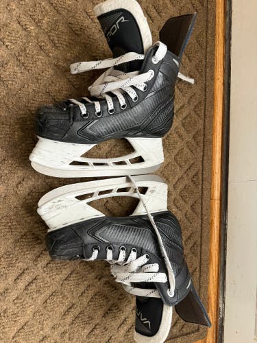Bauer Vapor VOLT Hockey Skates Size 2 (Used)