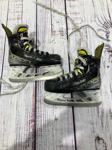 Youth Bauer Vapor 3X Hockey Skates Regular Width 13.5 (Used)