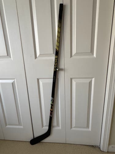 Junior CCM Tacks AS-VI Pro Right Handed Hockey Stick Mid Pattern 40 Flex (Used)
