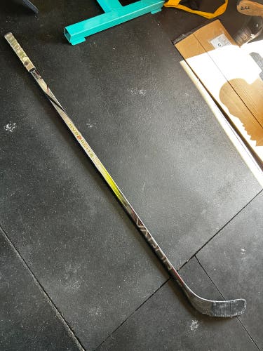 Senior Bauer Vapor Hyperlite 2 Right Handed Hockey Stick P88 87 Flex (Used)