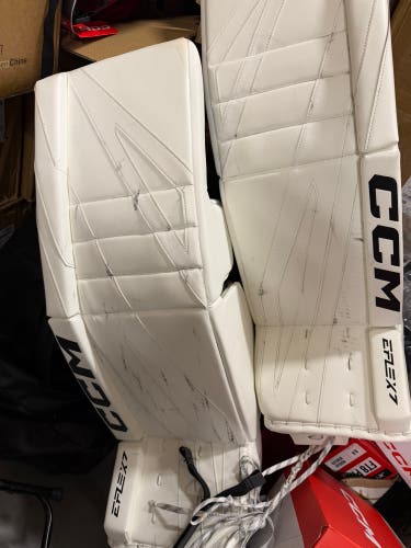 35" CCM EFlex 7 Goalie Leg Pads (New)