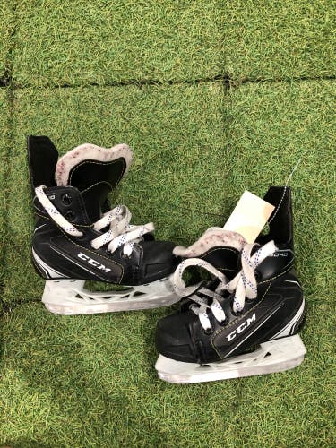 Youth CCM Tacks 9040 Hockey Skates Regular Width 9 (Used)
