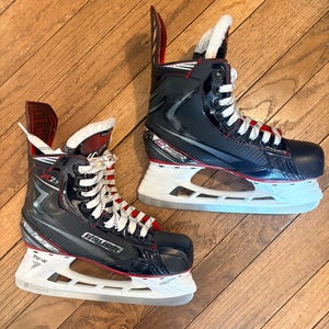 Black Bauer Vapor Hockey Skates Regular Width Size 5 (Used)