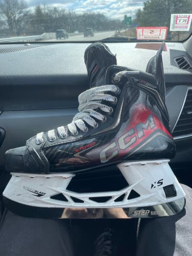 2025 CCM JetSpeed FT8 Pro Hockey Skates Regular Width 9 (Used)
