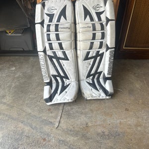 30" 2017 Vaughn Velocity 3 7300 Goalie Leg Pads (Used)