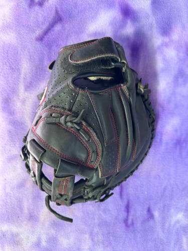 Black Under Armour uacmw-200a RH Catcher's Softball Glove 33.5" (Used)