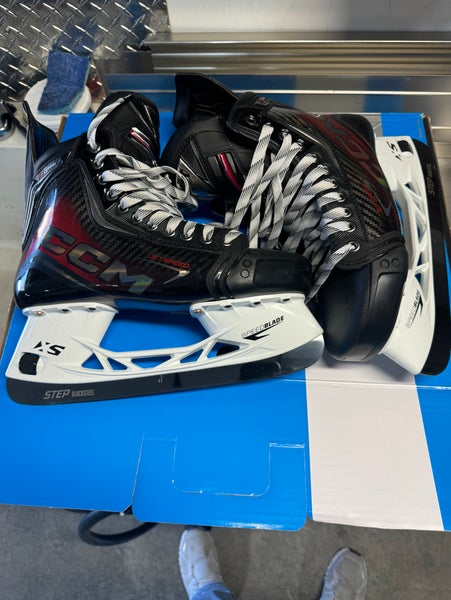 CCM JetSpeed FT8 Pro Hockey Skates Wide Width 10 (New)