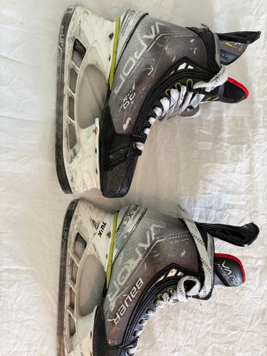 Bauer Vapor Hyperlite Hockey Skates Fit 1 Size 4.5 (Used)