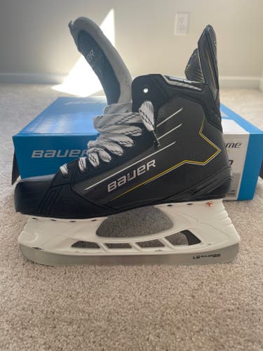 Black Bauer Supreme M40 Hockey Skates 9.5 (Used)
