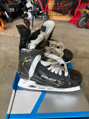 Black 2022 Bauer Supreme M5 Pro Hockey Skates Regular Width Size 4 (Used)