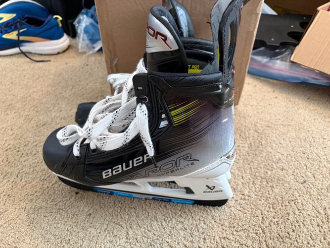 Bauer Vapor Hyperlite 2 Hockey SkatesPro Stock 9.5 (New)