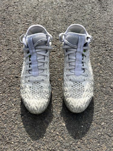 White Men's Size M 5.0 (W 6.0) Youth Under Armour Spotlight MC Low Top Molded Cleats (Used)