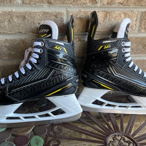 Junior Bauer Supreme M1 Hockey Skates Regular D Width Size 3.5 US Shoe Size 4.5