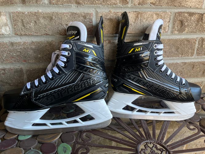 Junior Bauer Supreme M1 Hockey Skates Regular D Width Size 3.5 US Shoe Size 4.5