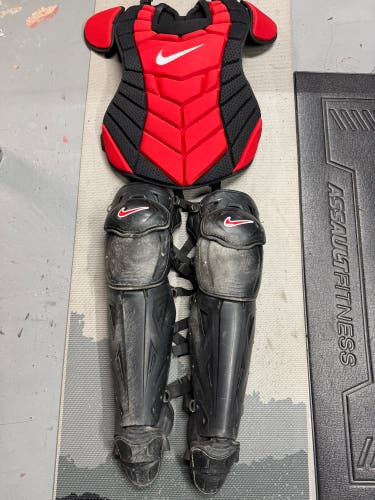 Black/Red Nike Diamond Elite Catcher's Set 17” (Used)