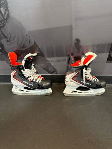 Black 2025 Bauer Vapor Fly30 Hockey Skates Regular Width 9.5 (Used)