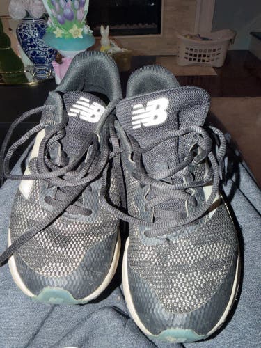 Black Men's 3.5Y (Big Kids / Youth) Youth New Balance Shoes (Used)