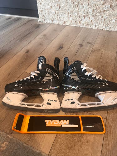 2024 True Catalyst 9x4 Hockey Skates Regular Width 7 (Used)