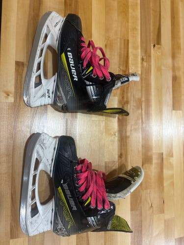 Black 2025 Hockey Skates Regular Width Size 2.5 (Used)