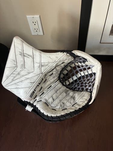 True 580 break goalie glove