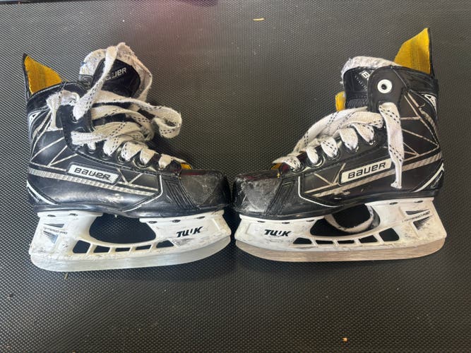 Black Bauer Supreme Matrix Hockey Skates Regular Width 11.5 (Used)