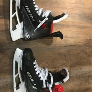 Bauer Vapor X5 Pro Hockey Skates Size 5 (Used)