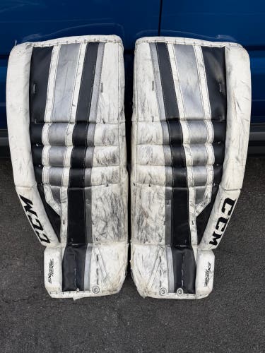 31" CCM Extreme Flex 860 Goalie Leg Pads (Used)