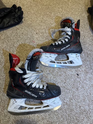 Black 2021 Bauer Vapor 3X Pro Hockey Skates Regular Width Size 1.5 (Used)