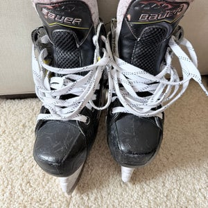 2024 Bauer Supreme M40 Hockey Skates Extra Wide Width Size 3.5 (Used)
