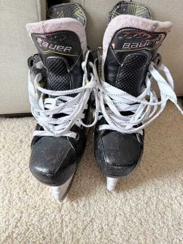 2024 Bauer Supreme M40 Hockey Skates Extra Wide Width Size 3.5 (Used)